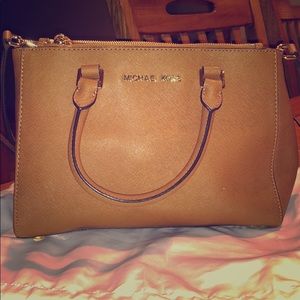 Michael Kors hand bag in brown. Used like new.